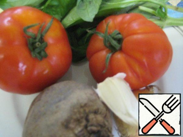 Wash the vegetables, peel them.

