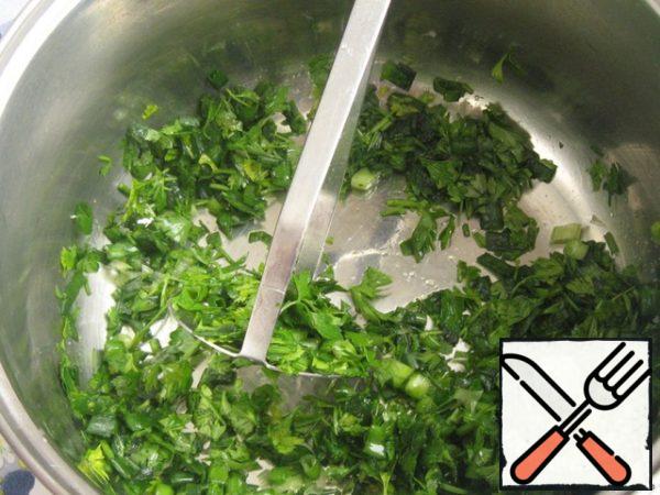 Onions and herbs are finely chopped and mixed with salt. To do this, stir until the juice appears.
