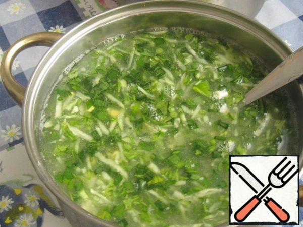 Cut the eggs into slices, add to the pan and pour kvass.

