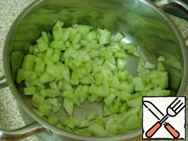 Peel the cucumbers and cut into small cubes.
