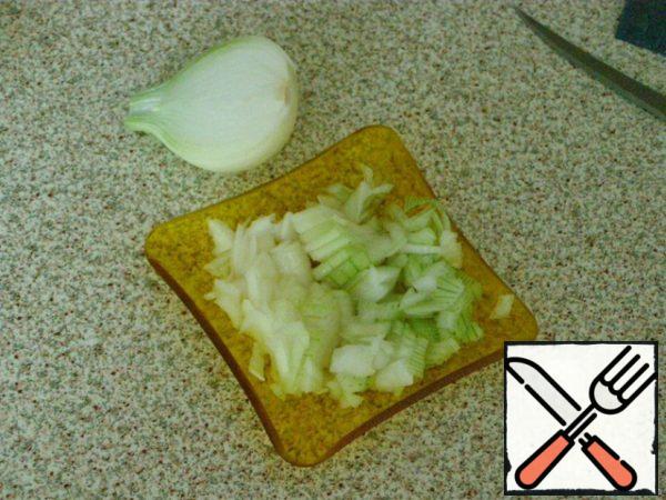 Finely chop the onion, sprinkle with vinegar and leave to marinate.