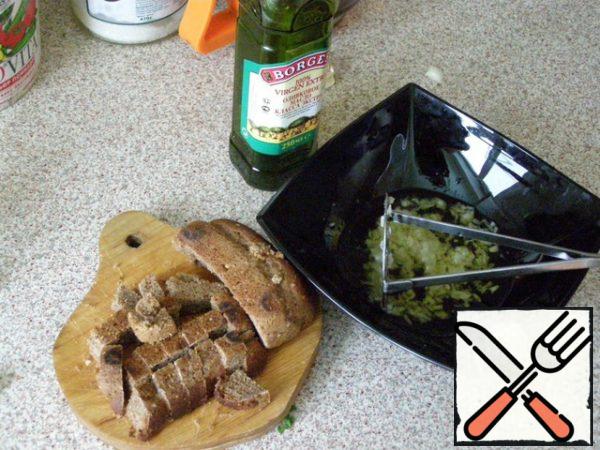 Crush the garlic with a knife, then transfer to a bowl, add salt and oil and mash into a puree.
