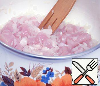 Finely chop the onions, diced chicken breast. Heat the olive oil in a saucepan. Fry onion and chicken meat over low heat, stirring until onion turns golden, for about 5-8 minutes.