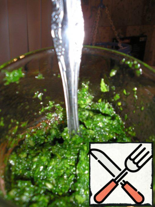 Grind parsley, garlic, add 1 tsp of sunflower oil.