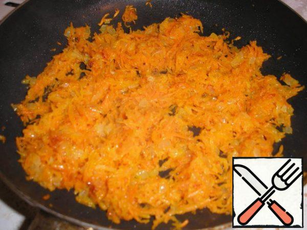Fry onions and carrots in butter.
