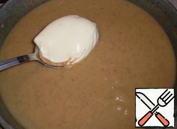 Pour the broth into the resulting puree and add 2 tablespoons of melted cheese.
