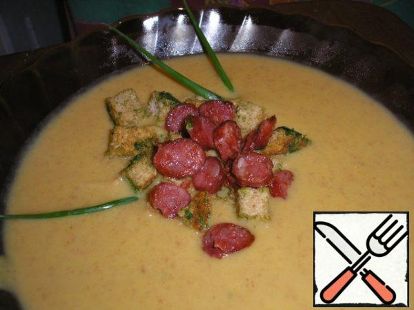 Bring to a boil, and the soup is ready!!!
Serve in shallow plates, garnished with breadcrumbs and sausages.
