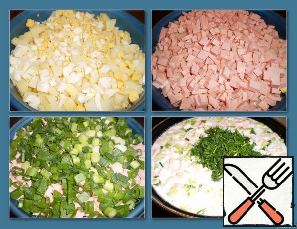 Peel and finely chop the boiled eggs, finely chop the sausage, chop the onion and dill greens.
