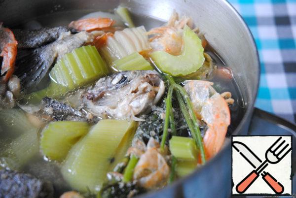 The most important thing in this soup is a strong fish broth. We strongly recommend cooking at home, but by no means a broth cube. Here is my version of the broth: bones, tails, heads and skins of fish, which this time remain after profiling, and even shrimp, celery, a few slices of leek, carrots, a few stalks of dill or fennel and parsley, black pepper grains and a glass of dry white wine. The fish broth was cooked for a maximum of about an hour, so you need to tinker with it. And the finished broth can be frozen, so it will always be at hand.
