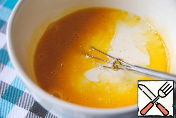 While the soup is boiling, beat egg yolks with cream. To this mixture, add 4-5 tablespoons of hot soup, stir well. While the soup is boiling, beat egg yolks with cream. To this mixture, add 4-5 tablespoons of hot soup, stir well.
Soup remove from heat and stir, pour the cream mixture into the soup. Can would do to let the finished soup through a sieve to remove lumps formed by chance. Check to taste for salt and pepper if the broth was cooked without wine, add a few drops of lemon juice, judge according to your taste.