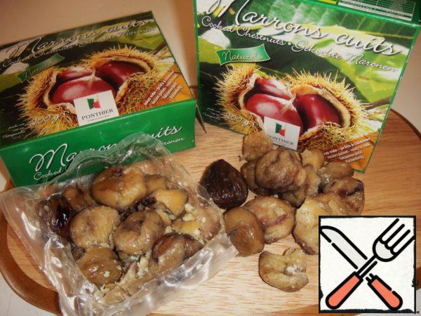 I managed to buy only ready-made chestnuts. If you are lucky enough to buy fresh ones, they must be peeled and soaked in water overnight. And the next day, pour boiling water to remove the second peel, and rinse with cold water.
