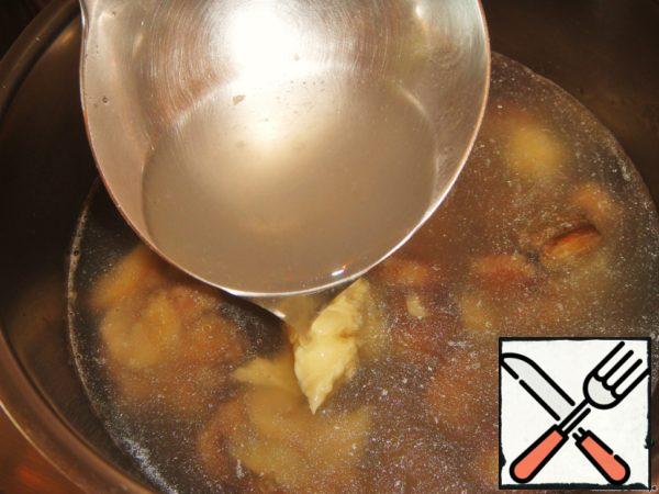 Pour salted to taste chicken broth and leave to cook under lid on medium heat until tender chestnuts. If the chestnuts already boiled (as in this case), you still need to boil them for 20 minutes in the broth to give it its taste.