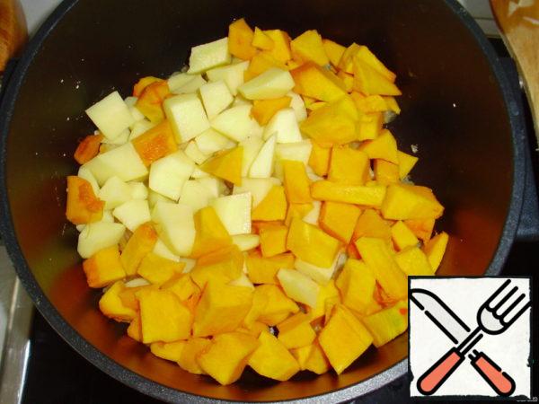 Diced pumpkin, potatoes, onions, finely chopped garlic.
Fry onion and garlic in a small amount of oil, add pumpkin and potatoes, ginger if desired. Put it out.