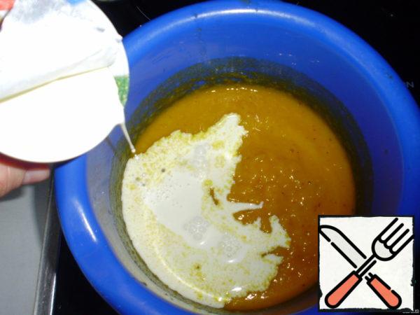 Let the soup cool a little and mix the vegetables, adding cream.
