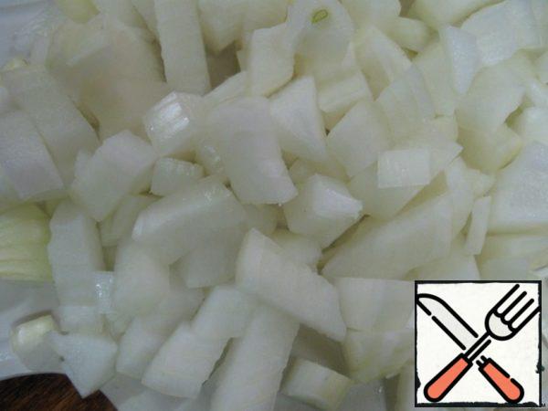 In the pot, the fat is fried, remove the skins, throw the meat, and fried evenly, at the same time, cut the onion cubes.