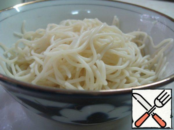 Separately boiled thin pasta. Rinse with cold water, put in a plate, rinse with boiling water, pour out the water, now it remains to pour broth, sprinkle with herbs on top (which is).
