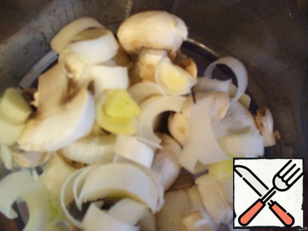 Peel the mushrooms, cut them arbitrarily, cut the leeks into half rings.
