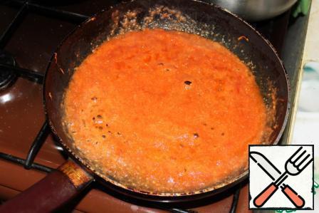 The finished mixture put in the pan, you can add  tomato paste for color.