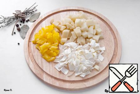 Wash and finely chop the flesh of the pepper and the white part of the leek. Potatoes to clear, cut into cubes.