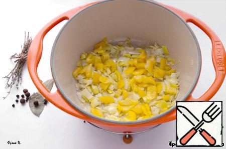 Heat the butter in a saucepan with a thick bottom, put the leeks and cook stirring for 5-7 minutes. Add the pepper and simmer for another 5 minutes.