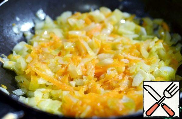 Onion and garlic finely chop and fry in butter for a few minutes. Peel the carrots, grate. Add in the frying pan to the onions with the garlic. Stirring, fry until the onion becomes transparent and soft carrots.