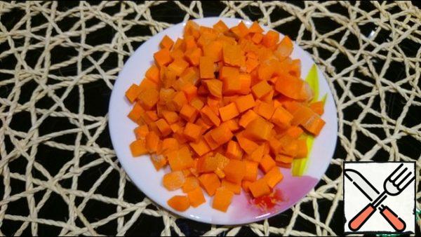 Carrots are cut into small cubes and sent to the broth.

