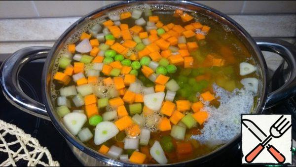 Salt and pepper are added to the soup, the soup is cooked for about half an hour until the rice and vegetables are soft.
