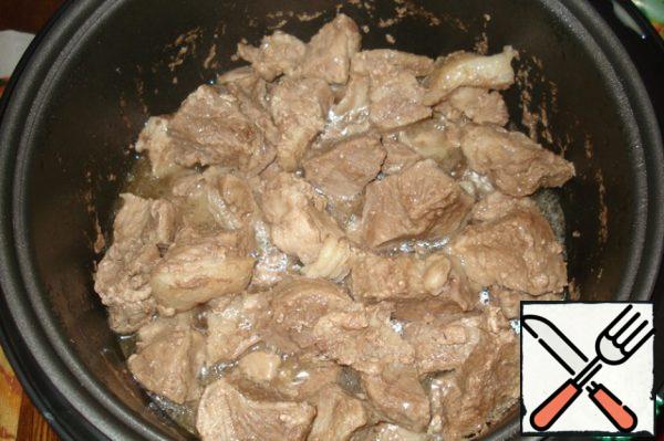 The meat is cut into medium-sized pieces, wash it and dry it. In the bowl of our  slow cooker pour vegetable oil and turn on the mode frying, add the meat and fry for 30 minutes (if no mode frying, turn on the bake mode)