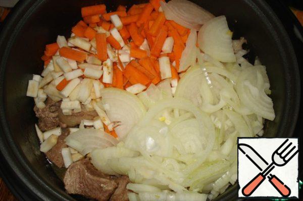 After 30 minutes, add onions, carrots and celery to the meat. To interfere.
