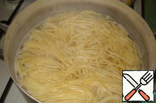 Until all stew, boil lagmannaya noodles.