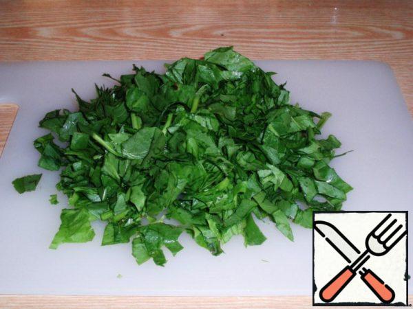 Pour 3 liters of water into a saucepan and let it boil, at this time cut the sorrel and throw it into boiling water. Cook the sorrel broth for 10 minutes, and then leave it to cool. At the same time, we put potatoes in a uniform and eggs to cook.
