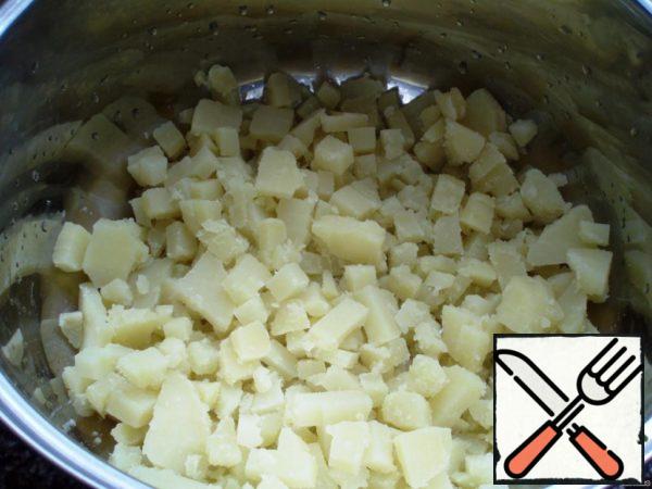Cut the potatoes into cubes.
