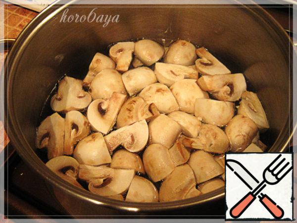 Mushrooms cut into quarters and fill them with cold water. The water level is two fingers above the mushrooms. And bring to a boil.