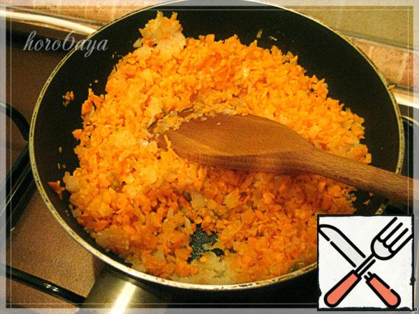 While the soup is cooking - make sauté. In vegetable oil fry the finely chopped onions and carrots.
