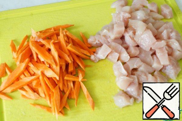 Diced chicken breast, carrots - straws. Pour in 1 liter of water and bring to a boil. Put in water, the carrots, the chicken and a pinch of rosemary. Salt and cook for 5 minutes. Remove from heat and drain, carrots with chicken to leave separately.
