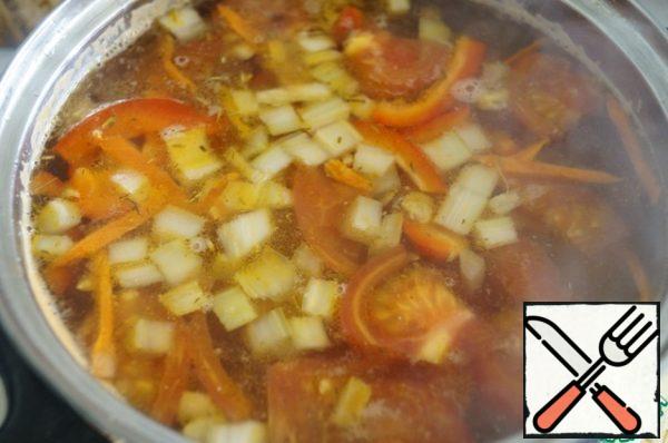 Put the finished roast in the broth and cook for 5 minutes. Remove from the heat. If necessary, add more salt to the soup if necessary.
