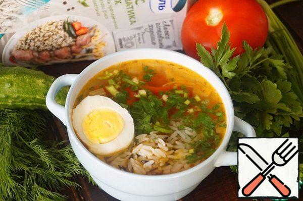Pour the necessary amount of broth with roast into a cup, add 1-2 tablespoons of boiled rice. Garnish with chopped herbs and half an egg.