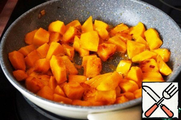 Fry the pumpkin in pumpkin oil until half cooked.
