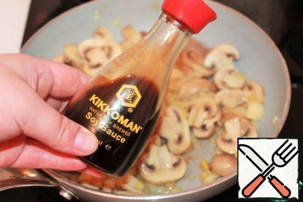 Fry mushrooms with onions in vegetable oil. In the process of roasting add 2 tbsp soy sauce, do not salt. Mushrooms and soy sauce are a great combination that can be used in any dish.