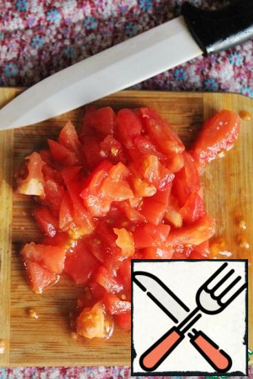 Tomatoes pour over boiling water, remove peel and cut into cubes of medium size.