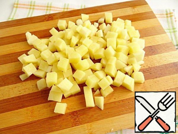 Potatoes are cleaned, cut into cubes.