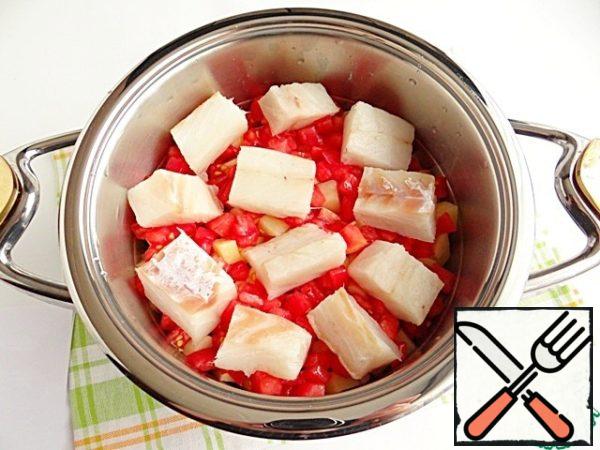 Then lay out the tomato cubes and cod fillets.
