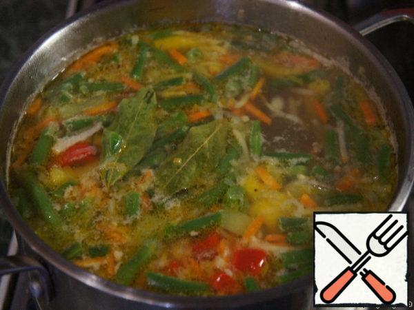 Turn off the heat, add the chopped garlic, cover and let the soup brew for about 15 minutes.

