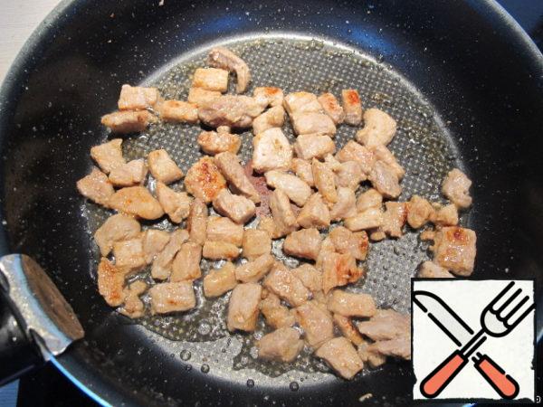 I start cooking this soup with roast pork.
Cut into small cubes and fry until Golden brown.