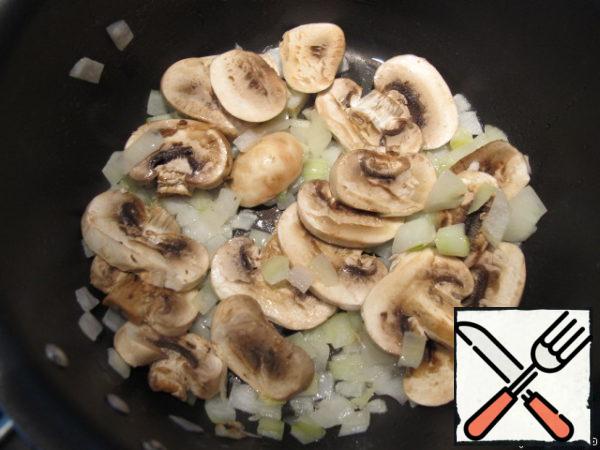 Rub the mushrooms and cut them.
Fry in oil for 3-4 minutes.