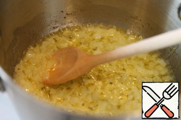Finely chopped onion and fry until transparent in small the fire in butter.