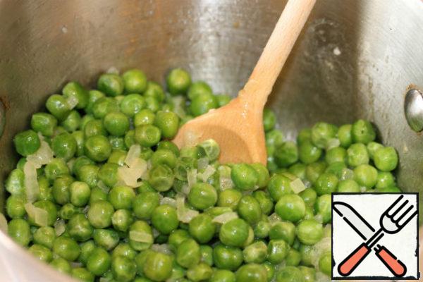Add the thawed peas and also fry a little. Add in the broth and cook for 10 minutes. 