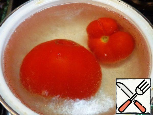 The tomatoes for 20 seconds lower in boiling water, rinse with cold water and peel.