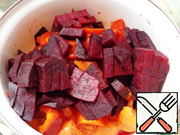Pepper wash, remove seeds, peel beets. All vegetables cut into cubes.
