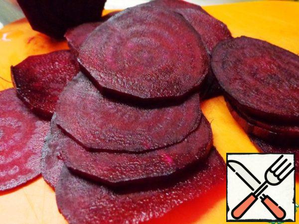While the vegetables are marinating, prepare the chips. Beets peel and cut into very thin slices. The slices rinse well with cold water and then pat dry.